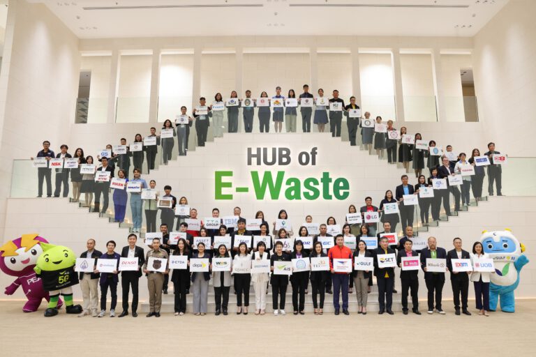 AIS เร่งภารกิจเพื่อสิ่งแวดล้อมสู่การเป็น HUB of E-Waste เชื่อพลังพาร์ทเนอร์ผนึก 190 องค์กร ปักหมุดศูนย์กลางการจัดการขยะอิเล็กทรอนิกส์ครั้งแรกในไทย ชวนคนไทยทิ้ง E-Wasteอย่างถูกวิธี ในวัน International E-Waste Day